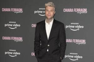 Fedez single e 'beato tra le donne': ecco chi sono l'assistente .